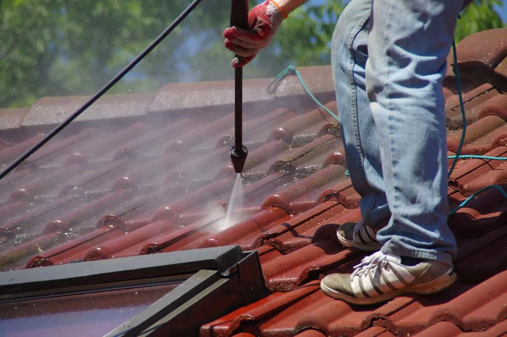 como limpar telhados com lavadora de alta pressão