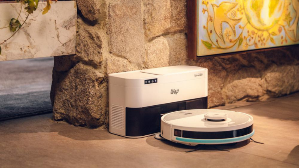 robô W4000 em uma casa inteligente saindo da base para limpar o lar